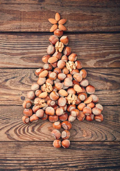 Hazelnoten, hazelaar op oude houten achtergrond — Stockfoto