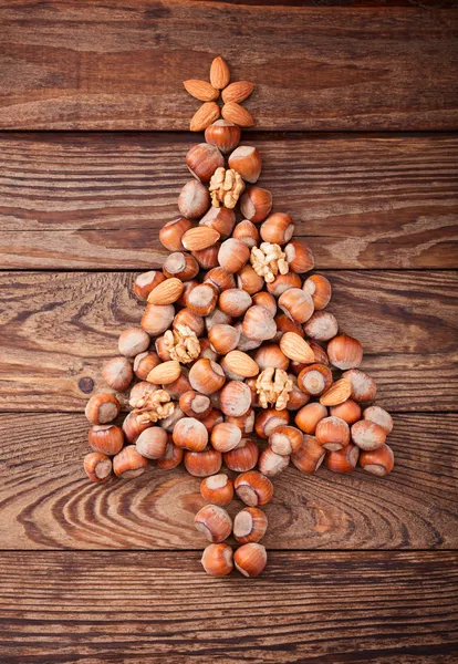 Орешки, фильберт на старом деревянном фоне — стоковое фото