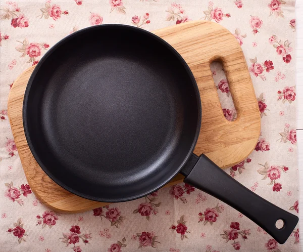 Empty frying pan on wooden background. — Stock Photo, Image