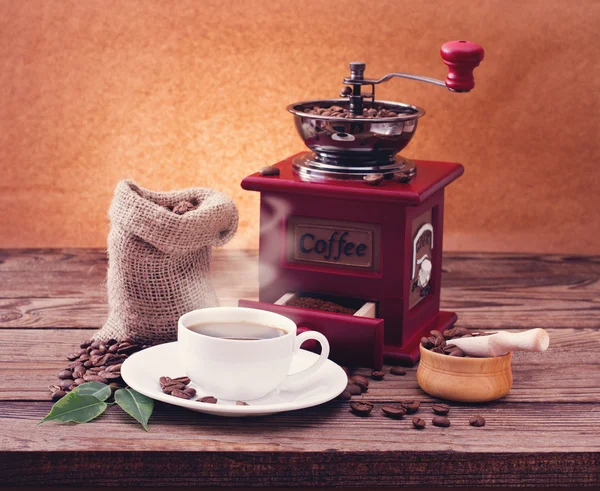 Xícara de café quente e moedor . — Fotografia de Stock