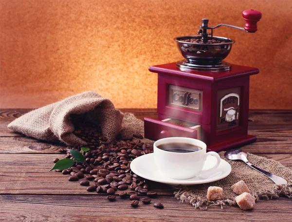 Xícara de café quente e moedor . — Fotografia de Stock