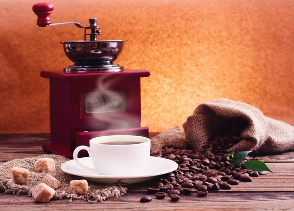 Tasse warmen Kaffee und Mühle. — Stockfoto