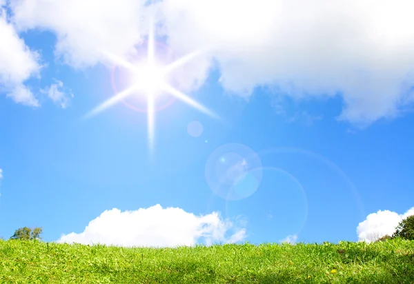 Verde prado cielo azul con nubes . — Foto de Stock