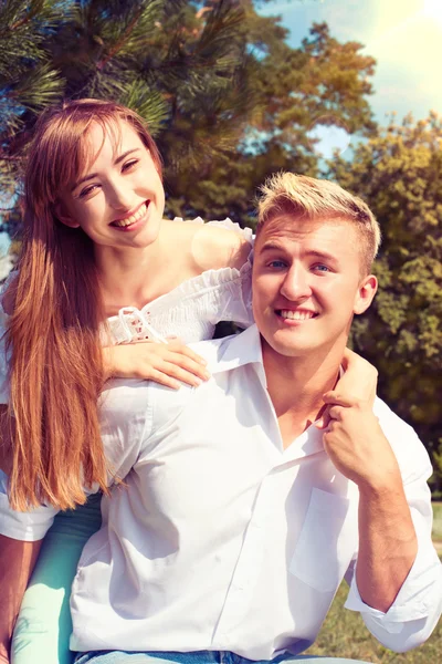 Beautiful girl embraces the guy — Stock Photo, Image