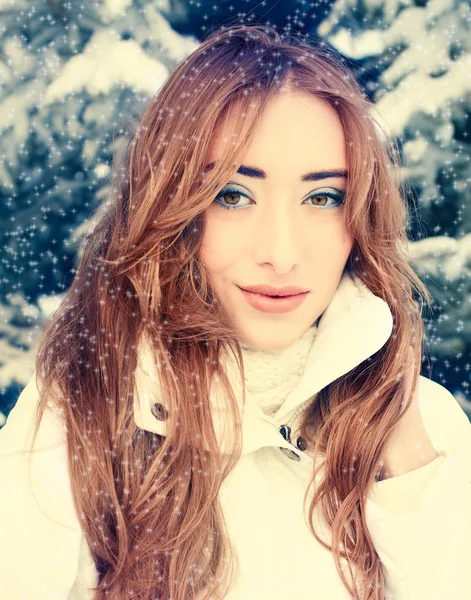 Retrato de invierno de hermosa rubia —  Fotos de Stock