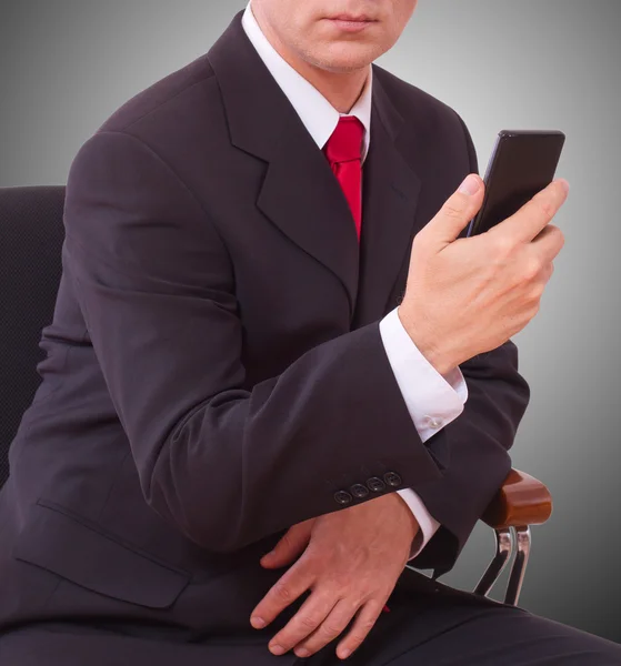 Бизнесмен разговаривает по телефону в офисе — стоковое фото