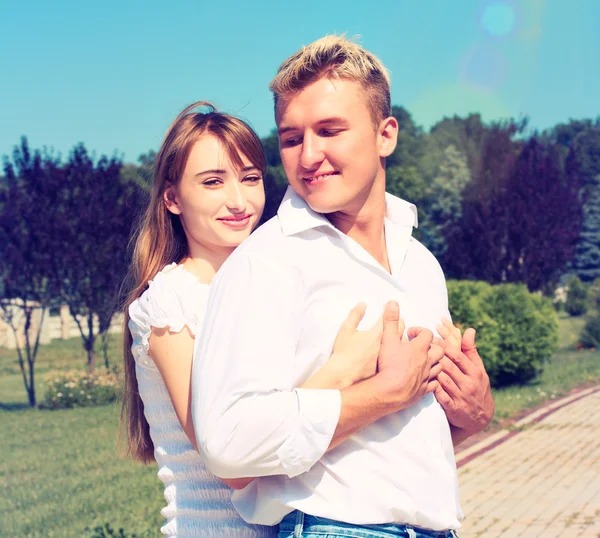 Casal jovem bonito no amor na natureza . — Fotografia de Stock