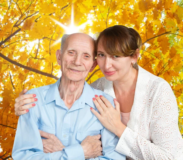 Uomo anziano, donna con la loro badante a casa . — Foto Stock