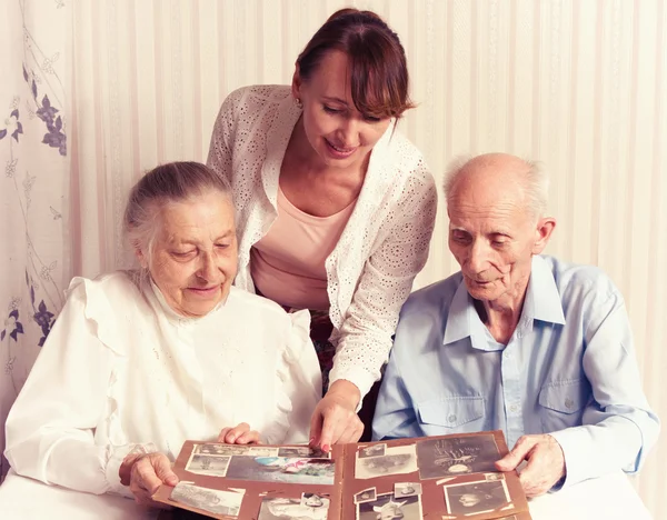 Starszy mężczyzna, kobieta z ich opiekuna w domu. — Zdjęcie stockowe