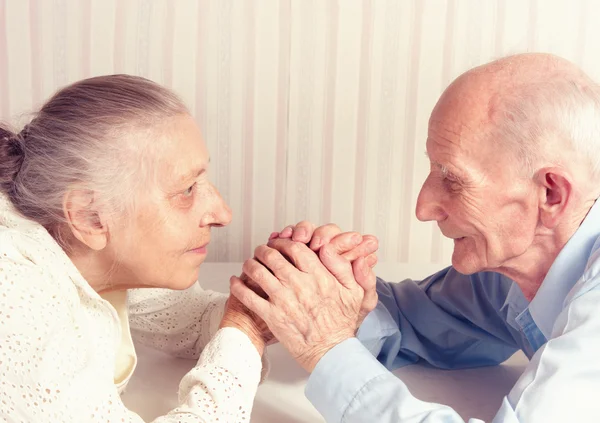 Uomo anziano, donna con loro a casa . — Foto Stock