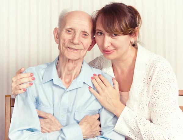 Hombre mayor, mujer con su cuidador en casa . —  Fotos de Stock