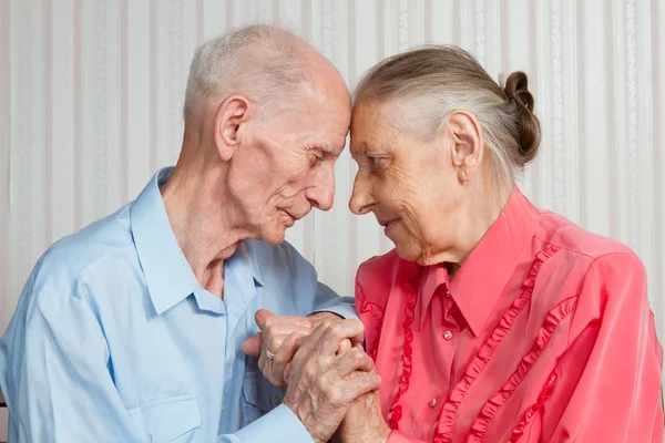 Oude mensen hand in hand. Closeup. — Stockfoto