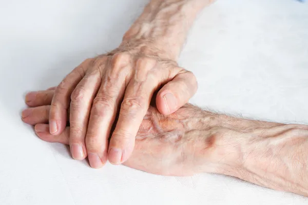 Alte Leute, die sich an den Händen halten. Nahaufnahme. — Stockfoto