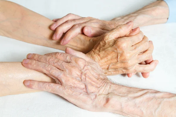 Old people holding hands. Closeup. — Stock Photo, Image