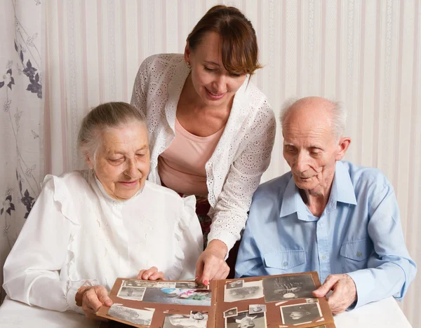 Hombre mayor, mujer con su cuidador en casa . — Foto de Stock