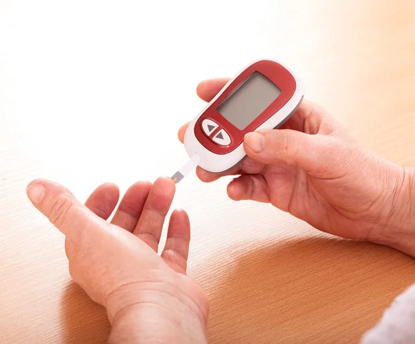 Vrouw maakt testen hoge bloedsuikerspiegel. — Stockfoto