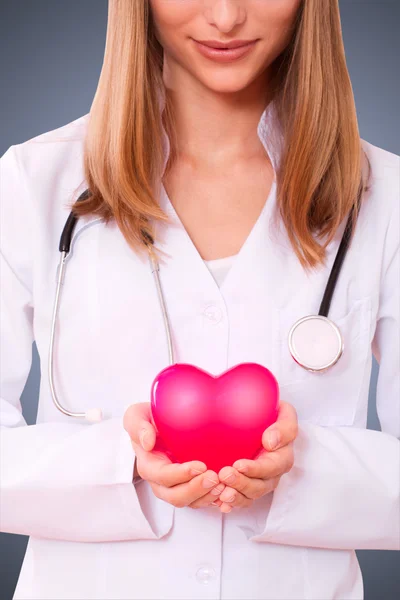 Médico manos sosteniendo corazón . — Foto de Stock