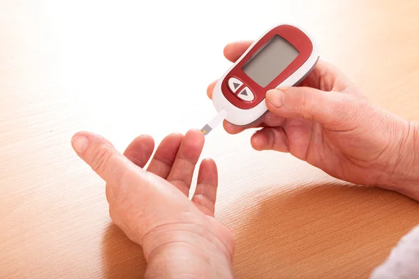 Woman makes testing high blood sugar. — Stock Photo, Image