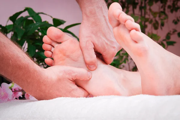 Beautiful young woman getting spa massage — Stock Photo, Image