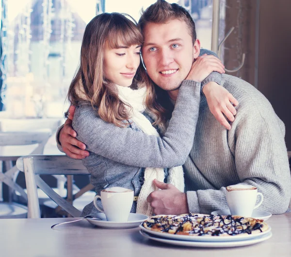 Familie trinkt Kaffee im Café — Stockfoto