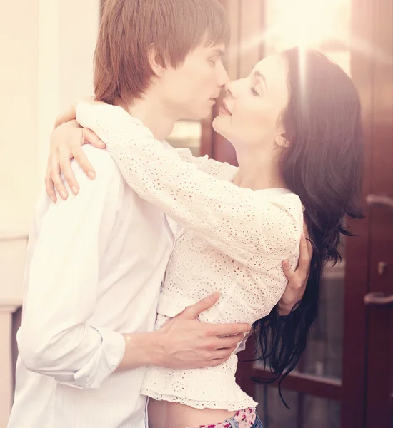 Hermosa pareja joven enamorada de la naturaleza . — Foto de Stock