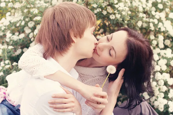 Casal jovem bonito no amor na natureza . — Fotografia de Stock