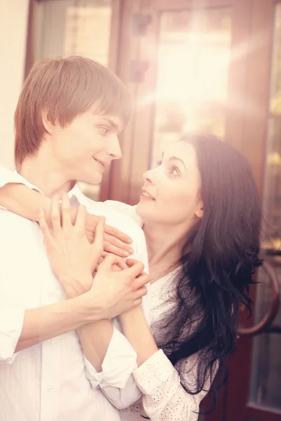 Casal jovem bonito no amor na natureza . — Fotografia de Stock