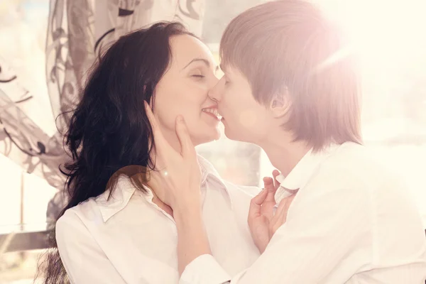 Casal jovem bonito no amor na natureza . — Fotografia de Stock