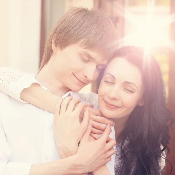 Schönes junges Paar verliebt in die Natur. — Stockfoto