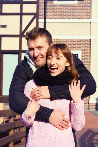 Hermosa pareja joven enamorada de la naturaleza . — Foto de Stock