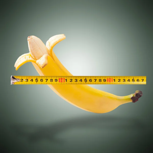 Plátano grande y cinta métrica como imagen del pene del hombre — Foto de Stock