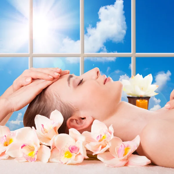 Beautiful young woman getting spa massage — Stock Photo, Image