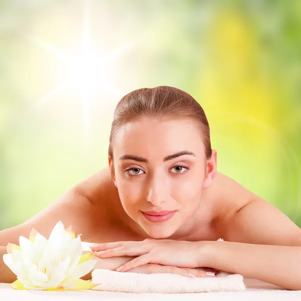 Beautiful young woman getting spa massage — Stock Photo, Image