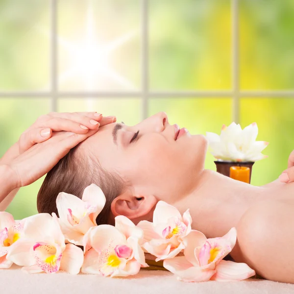 Beautiful young woman getting spa massage — Stock Photo, Image