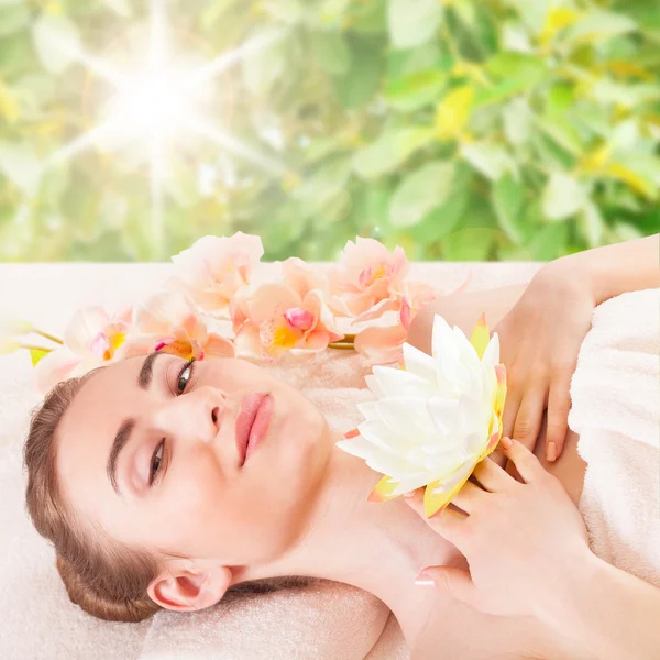 Schöne junge Frau bekommt Wellness-Massage — Stockfoto