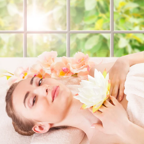 Mooie jonge vrouw krijgen spa massage — Stockfoto