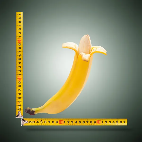 큰 바나나와 측정 테이프 — 스톡 사진