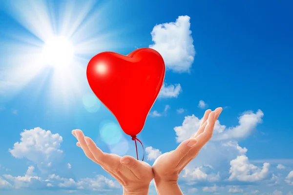 Älska ballonger på blå himmel. — Stockfoto