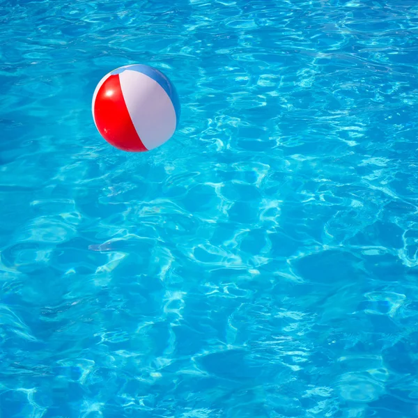 Bola colorida inflável flutuando na piscina — Fotografia de Stock