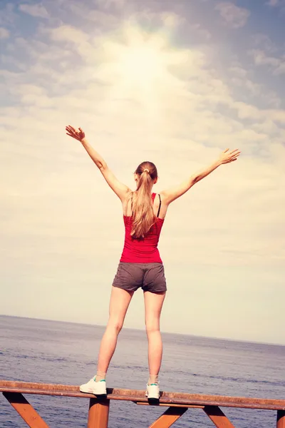 Free Happy Woman Profitant du coucher de soleil sur la plage de la mer . — Photo