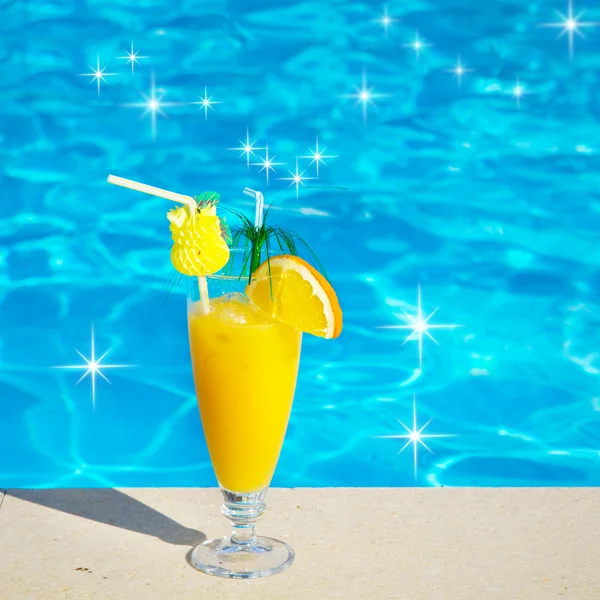 Pool, Saft, Cocktail. Sommerurlaub am Strand. — Stockfoto