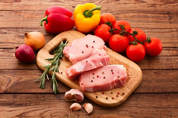 Pedaços cortados de carne crua para churrasco — Fotografia de Stock