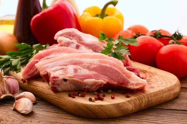 Trozos de carne cruda en rodajas para barbacoa — Foto de Stock