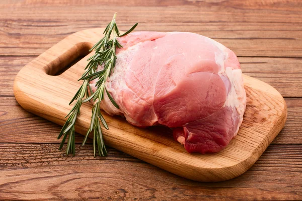 Pedaços cortados de carne crua para churrasco — Fotografia de Stock