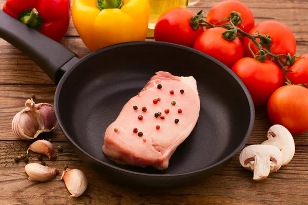 Pezzi di carne cruda affettata per barbecue — Foto Stock