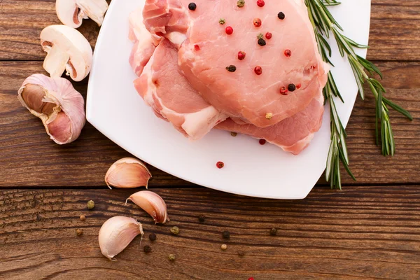 Trozos de carne cruda en rodajas para barbacoa — Foto de Stock