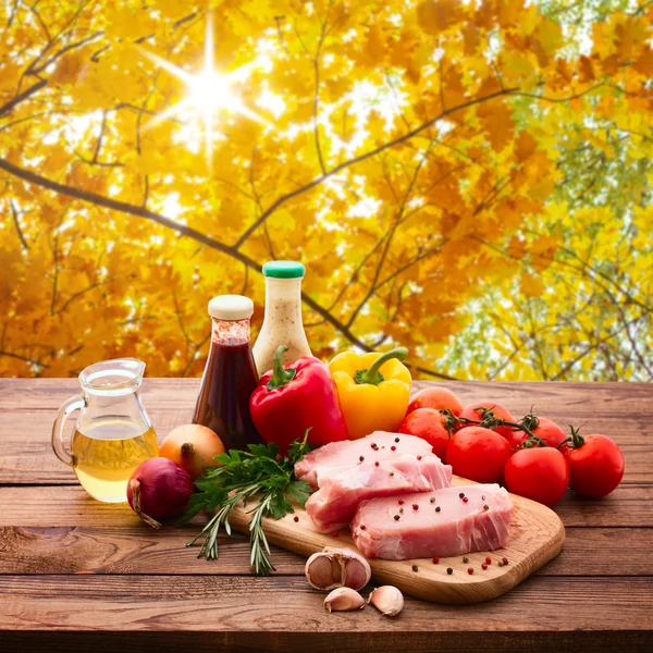 Comida. Carne crua para churrasco com legumes frescos — Fotografia de Stock