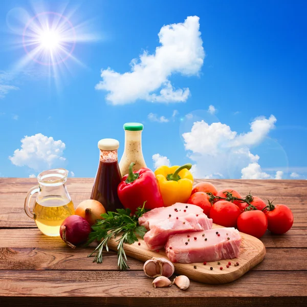 Food. Raw meat for barbecue with fresh vegetables — Stock Photo, Image