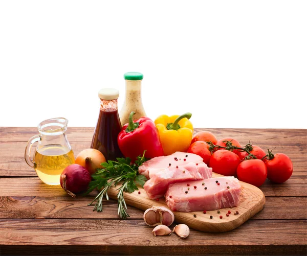 Comida. Carne crua para churrasco com legumes frescos — Fotografia de Stock