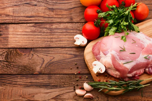 Voedsel. rauw vlees voor barbecue met verse groenten — Stockfoto